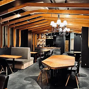 Namba Hive Albergue